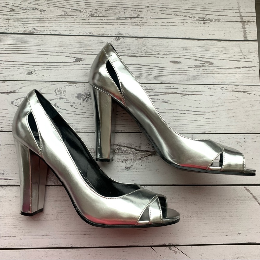 STEVEN BY STEVE MADDEN Silver open toe heels with cut out detail in size 8